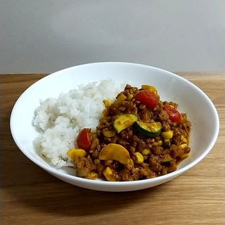 【ベジタリアンカレー】大豆と夏野菜のドライキーマ